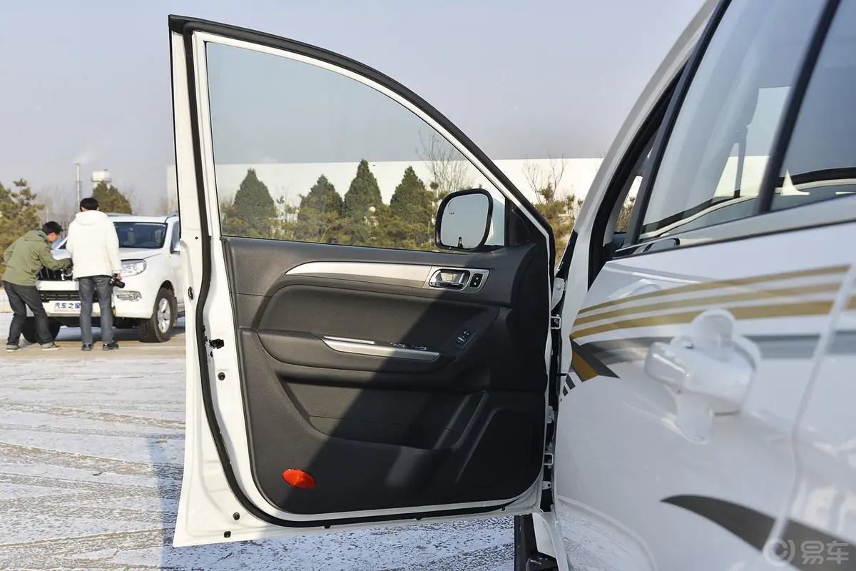 萨瓦纳2.8T 四驱柴油尊享版7座驾驶员侧车门内门板