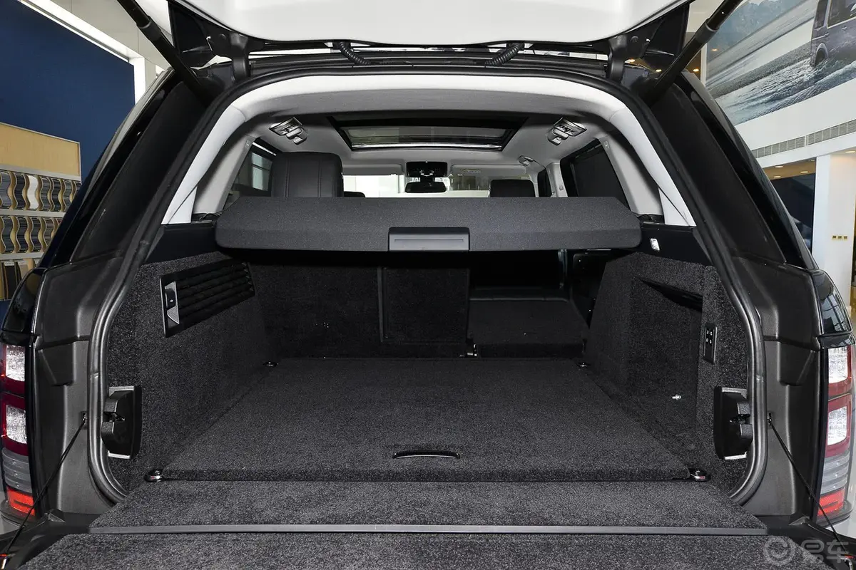 揽胜3.0L V6 SC Vogue SE 创世加长版行李箱空间（后排右放倒）