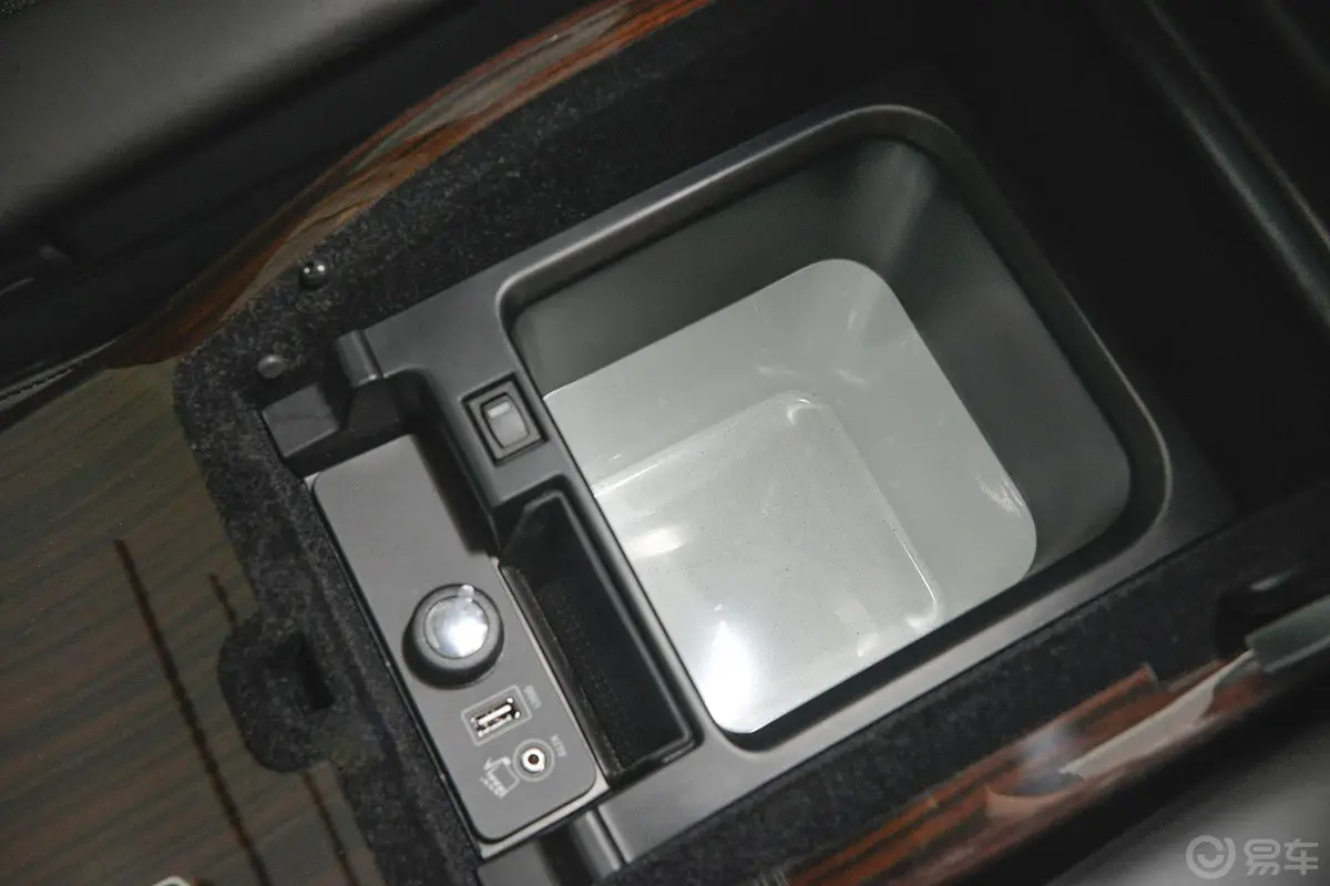 揽胜3.0L V6 SC Vogue SE 创世加长版前排中央扶手箱空间