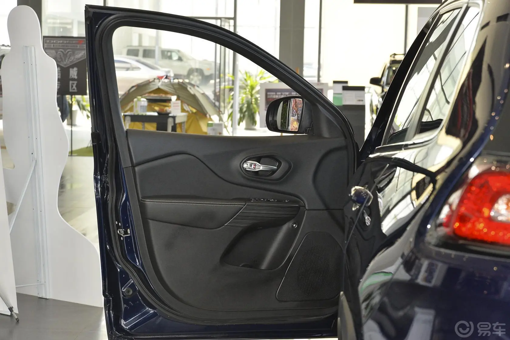 自由光(进口)2.4L 自动 都市版驾驶员侧车门内门板