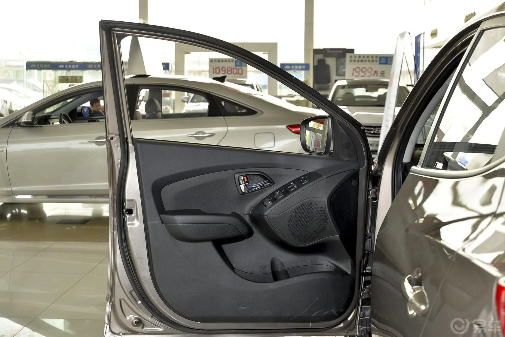 现代ix352.0L GL 自动 两驱 舒适型 国IV驾驶员侧车门内门板