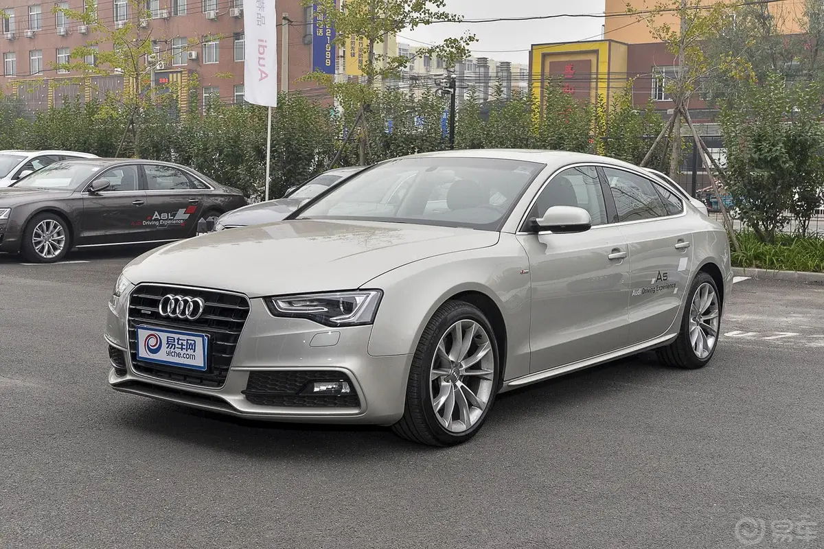 奥迪A5Sportback 45 TFSI quattro侧前45度车头向左水平