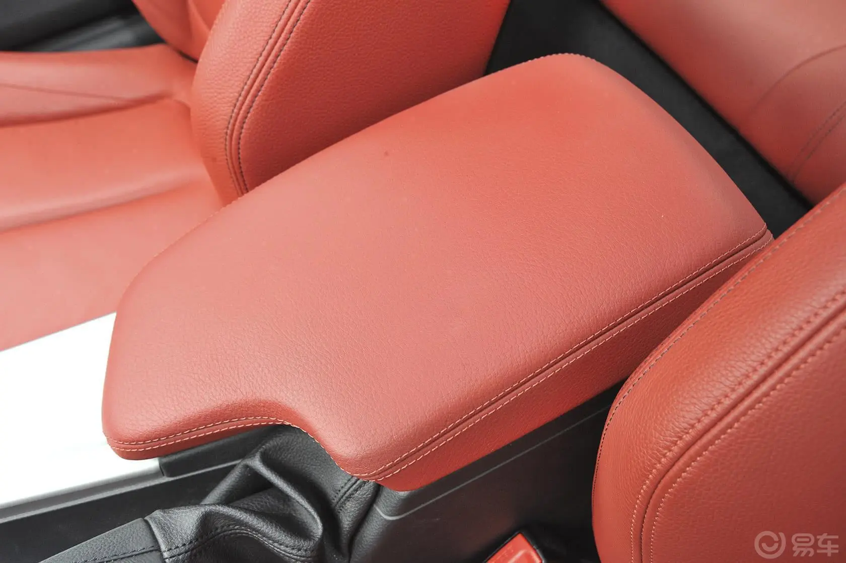 宝马4系双门轿跑车 435i xDrive 风尚设计套装前排中央扶手箱