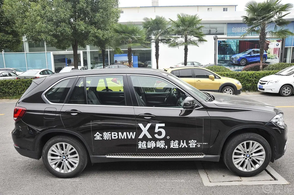 宝马X5(进口)xDrive35i 领先型正侧车头向右水平