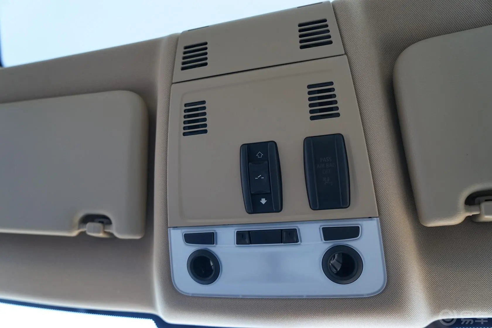 宝马X1xDrive20i 时尚晋级版前排车顶中央控制区