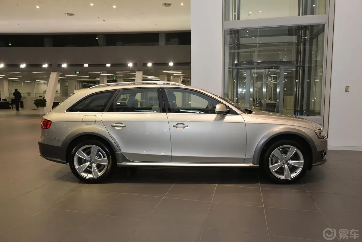 奥迪A4(进口)40TFSI allroad quattro plus正侧车头向右水平