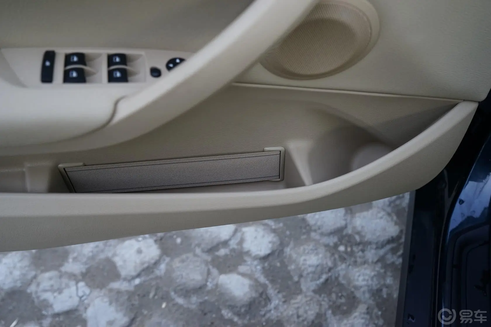 宝马X1xDrive20i 时尚晋级版驾驶员门储物盒