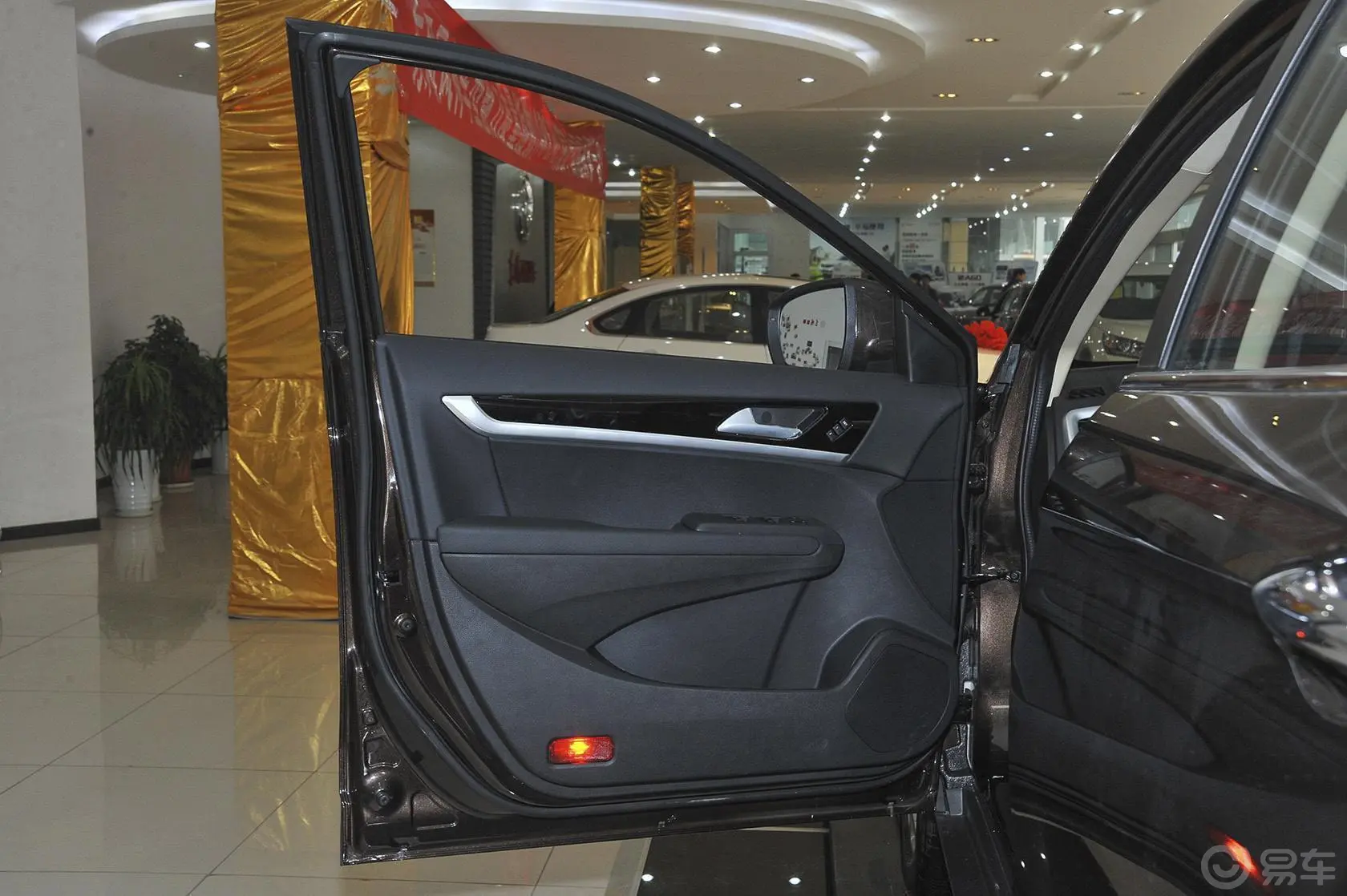风神AX72.3L 自动 智尊型驾驶员侧车门内门板