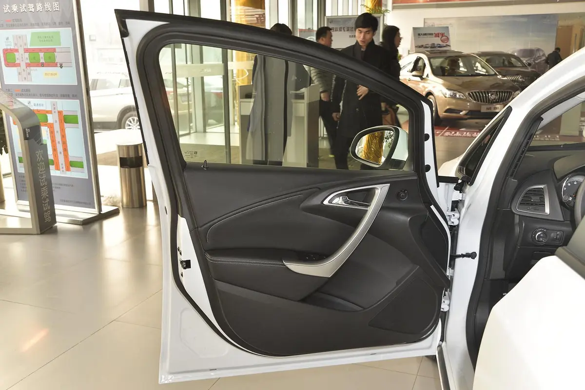 英朗XT 1.6L 自动 舒适版驾驶员侧车门内门板