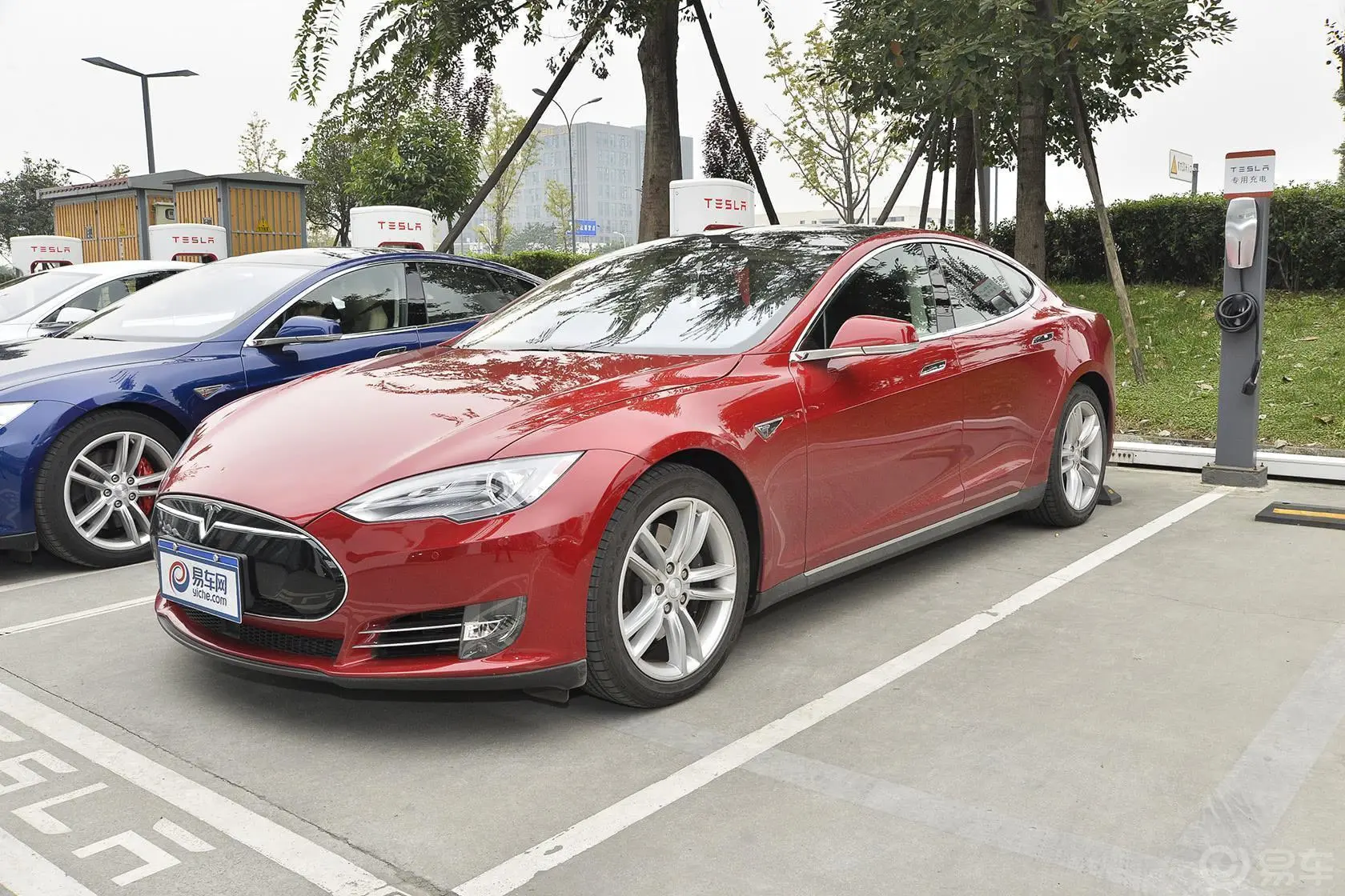 Model S85D侧前45度车头向左水平