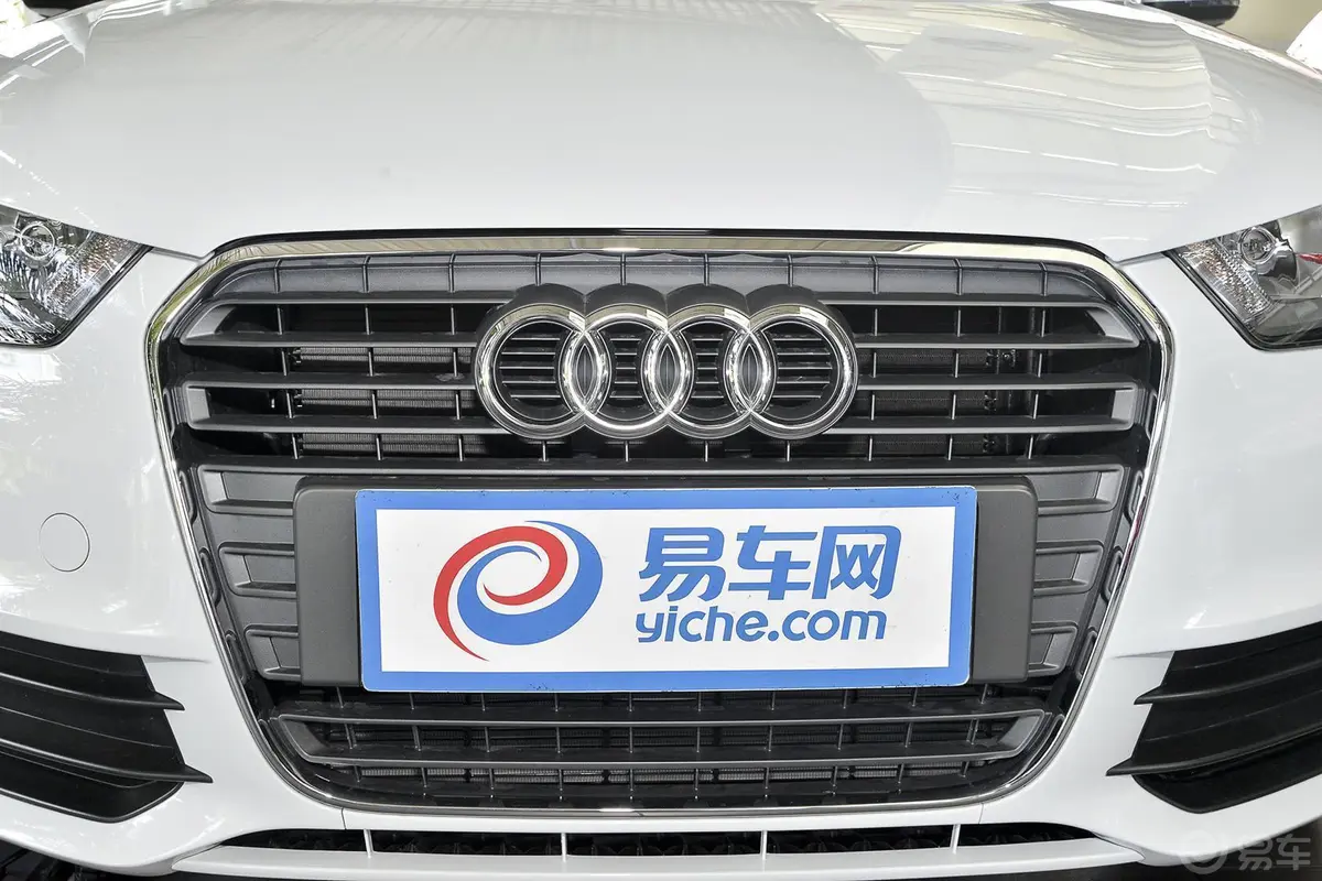 奥迪A1Sportback 30TFSI 时尚型前格栅侧俯拍