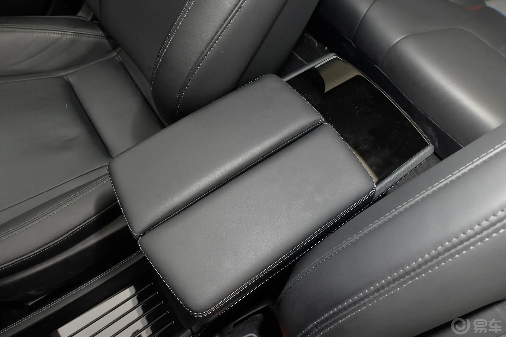 Model S70D前排中央扶手箱