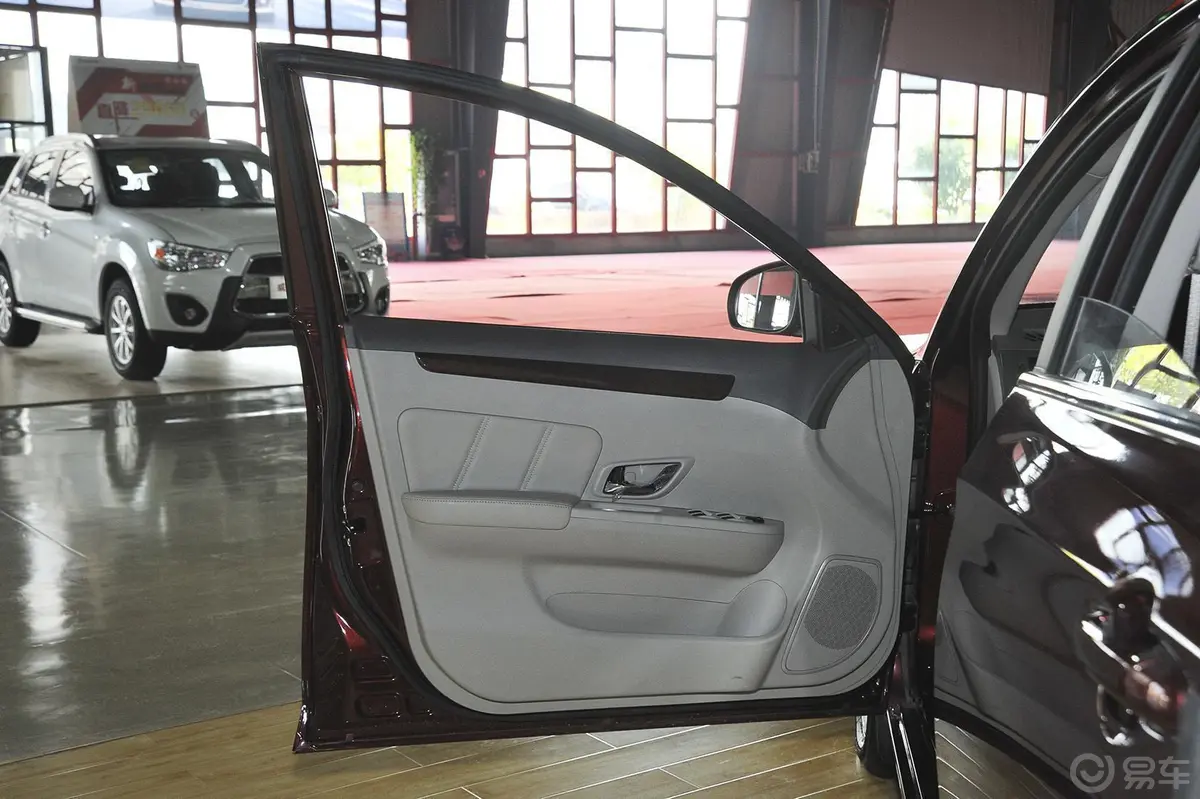 景逸S501.6L CVT 尊享型驾驶员侧车门内门板