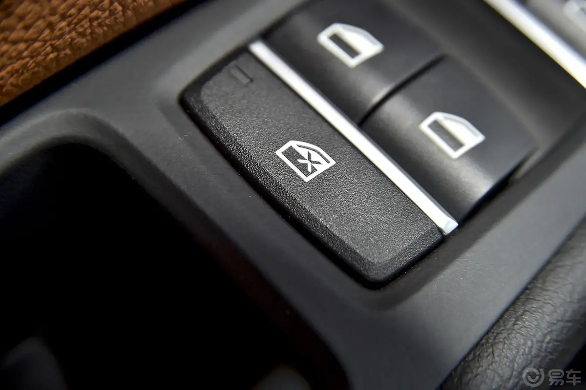 宝马X6xDrive35i 豪华型车窗升降键
