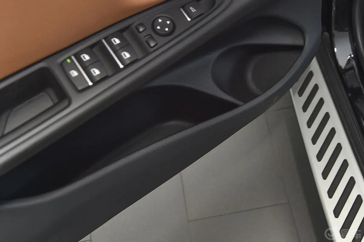 宝马X6xDrive35i 豪华型驾驶员门储物盒