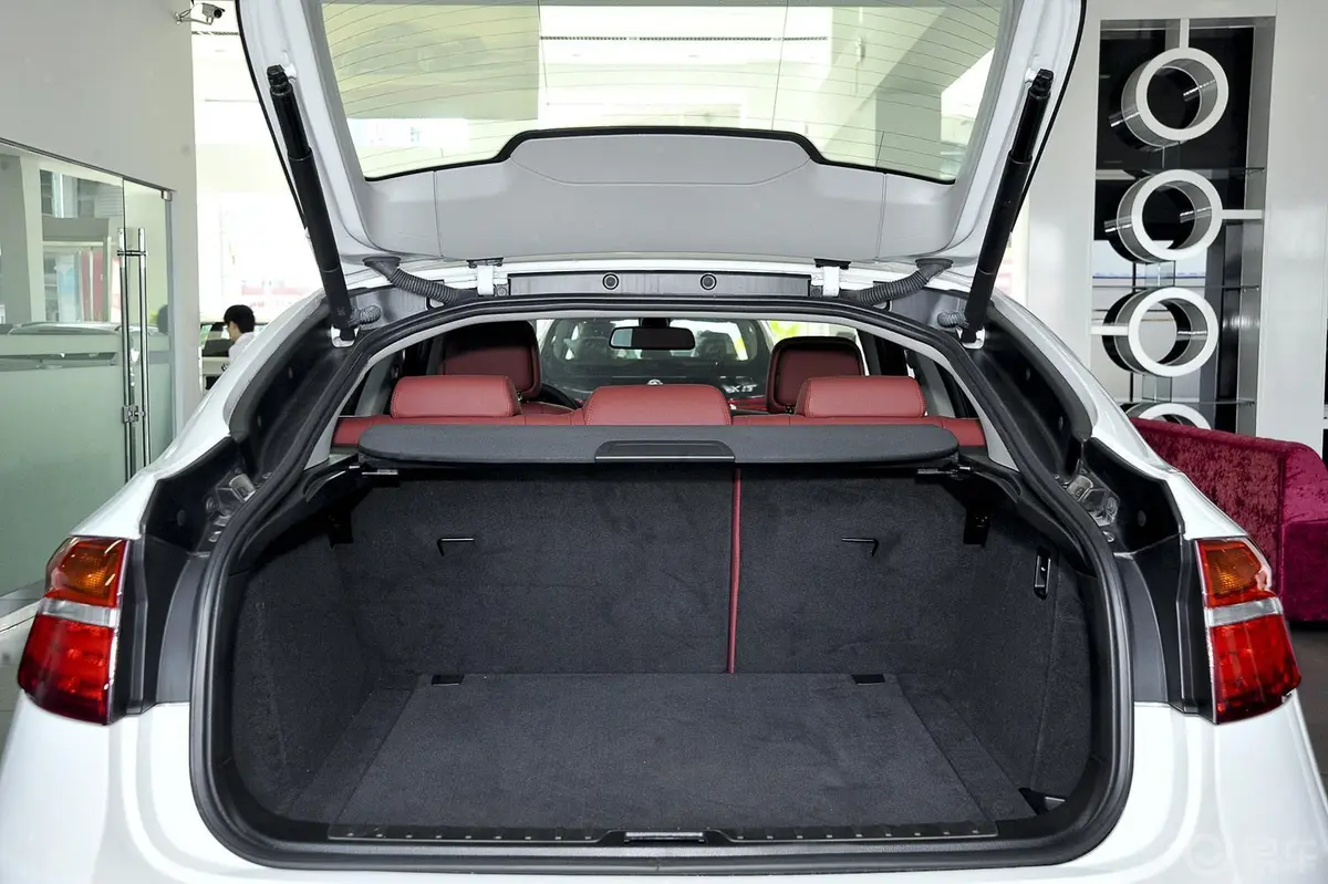 宝马X6xDrive35i 中东版行李箱空间