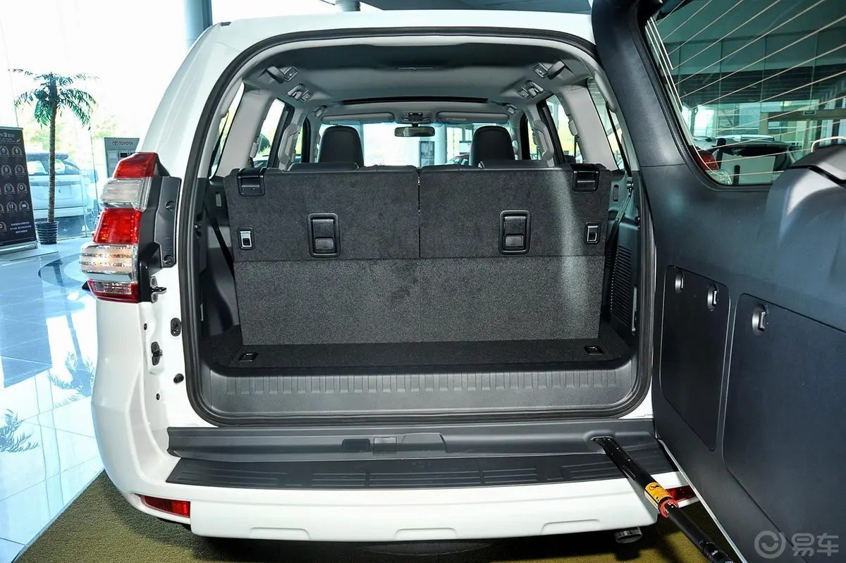 普拉多2.7L 自动 豪华版行李箱空间