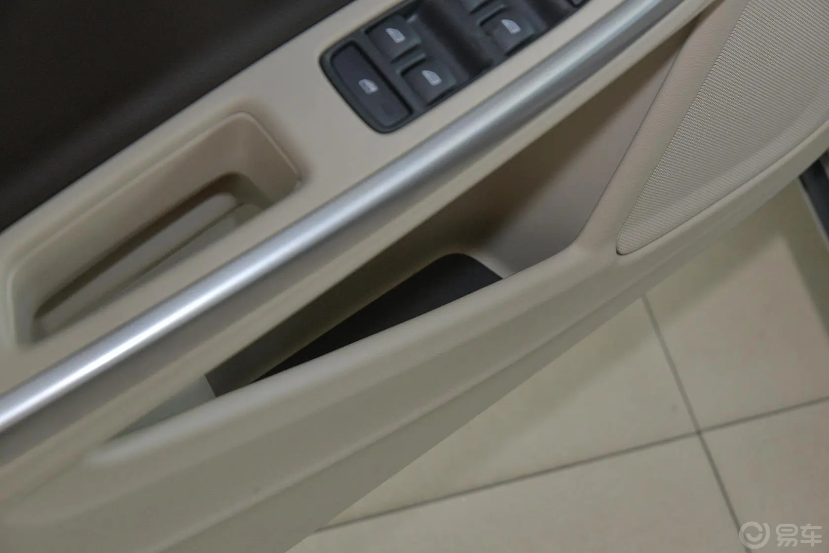 沃尔沃S602.0T 手自一体 智远版驾驶员门储物盒