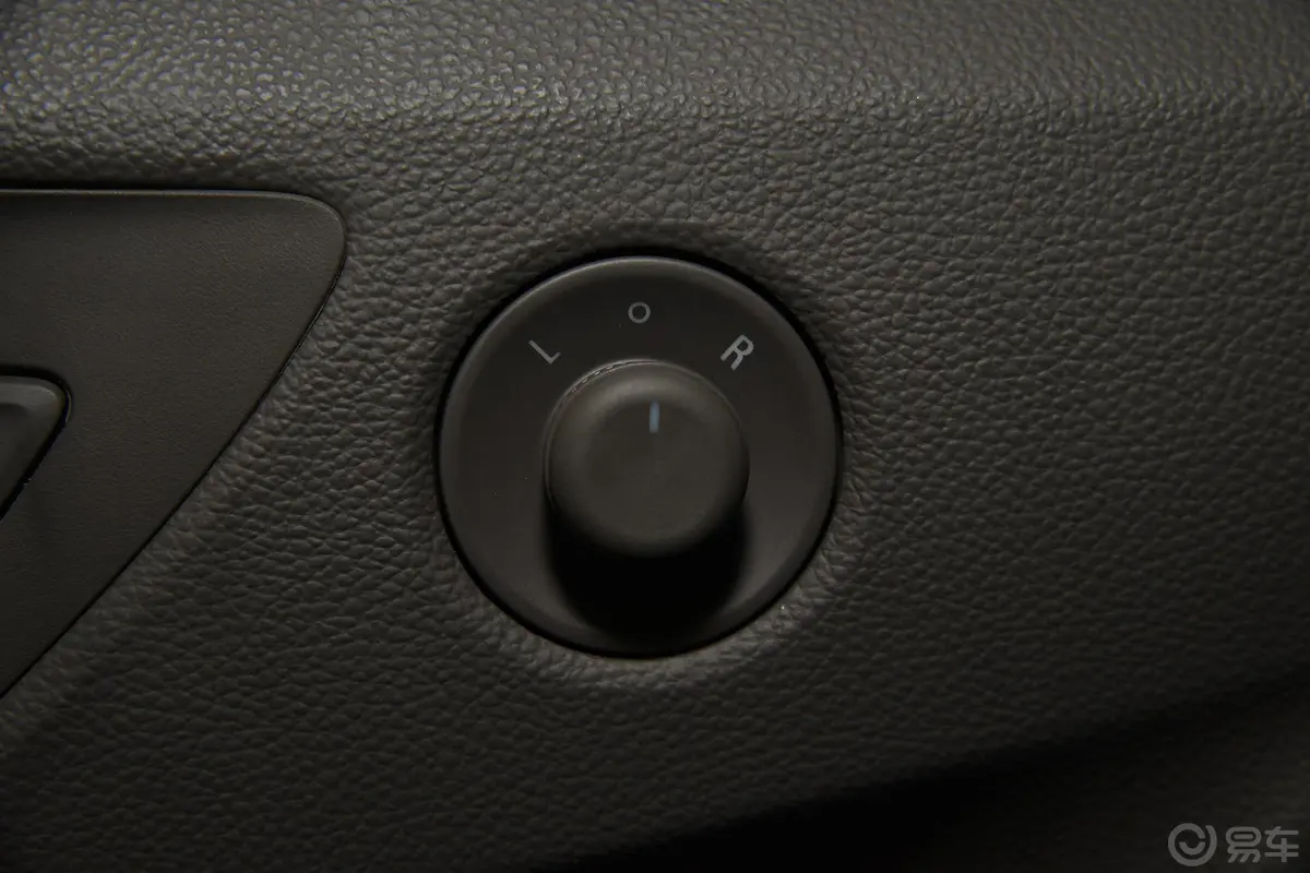 科鲁兹三厢 1.5L 自动时尚导航版外后视镜控制键