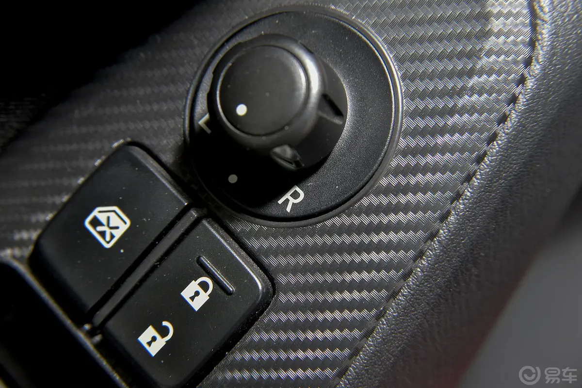 马自达3 昂克赛拉两厢 1.5L 手动 舒适型外后视镜控制键