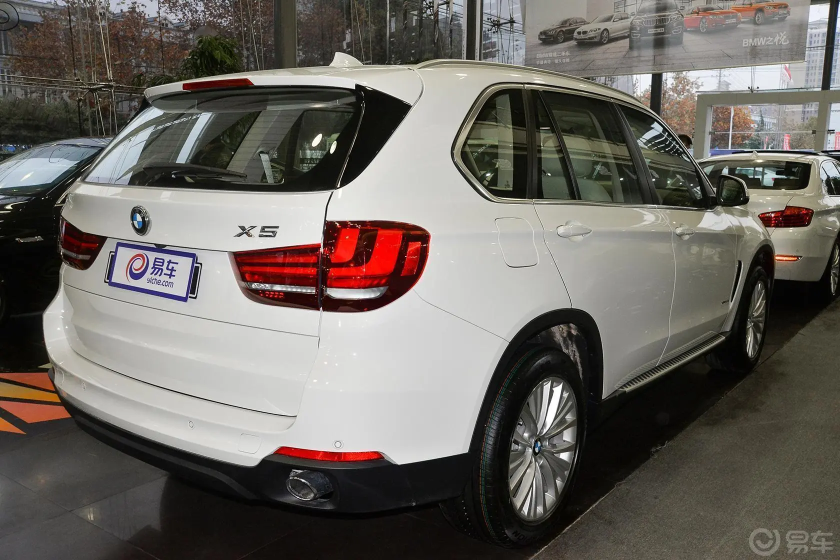 宝马X5(进口)xDrive35i 领先型侧后45度车头向右水平