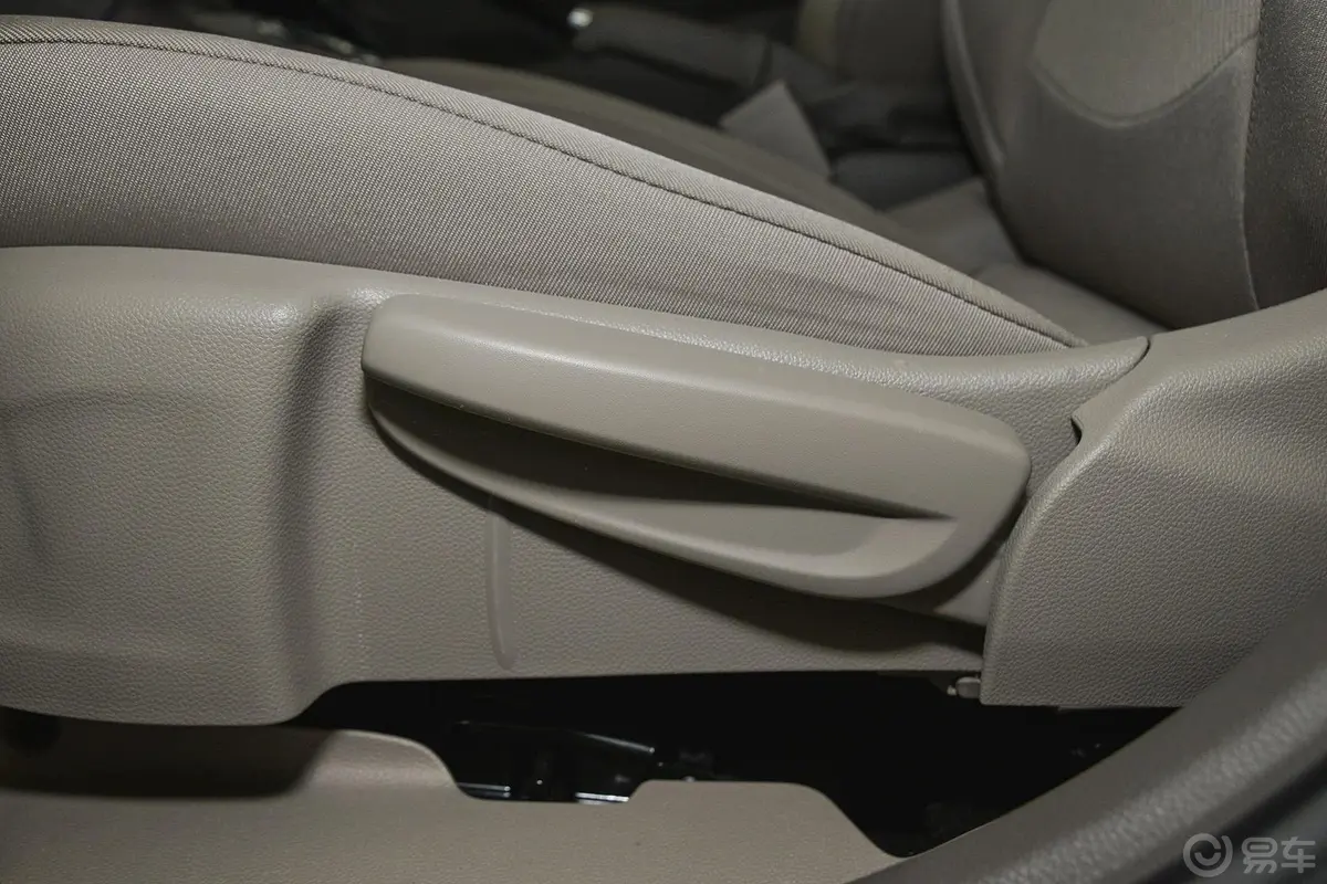 科鲁兹三厢 1.5L 自动时尚导航版座椅调节键