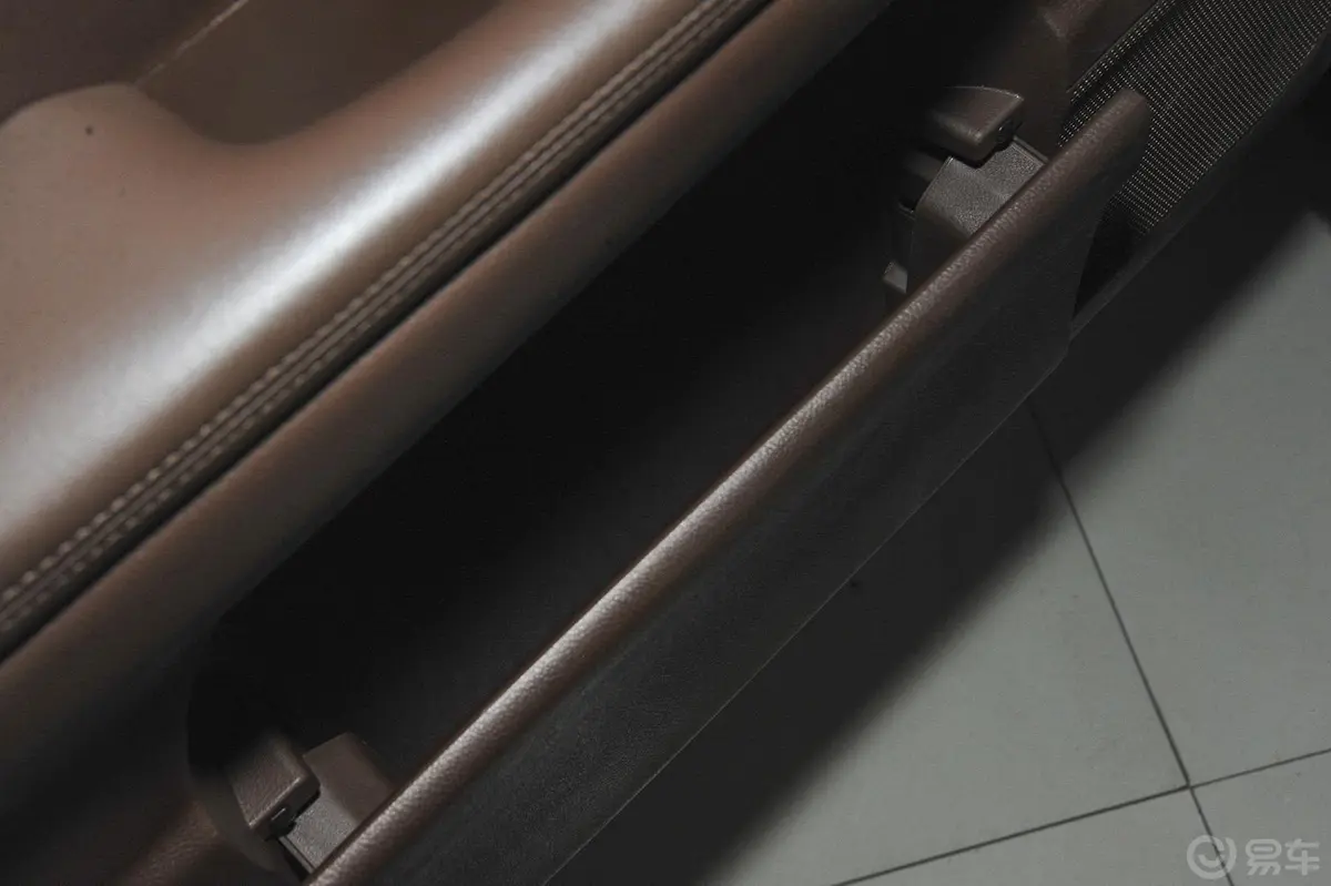 比亚迪S61.5TI 手动 尊贵版 5座驾驶员门储物盒