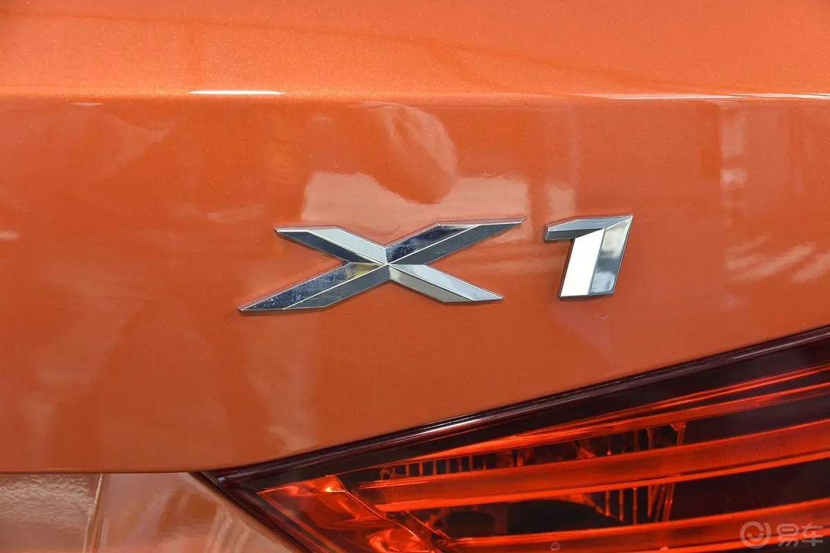 宝马X1xDrive20i X设计套装尾标