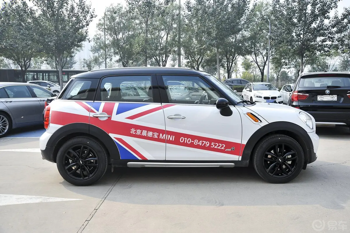 MINI COUNTRYMAN1.6T COOPER All 4 Fun正侧车头向右水平