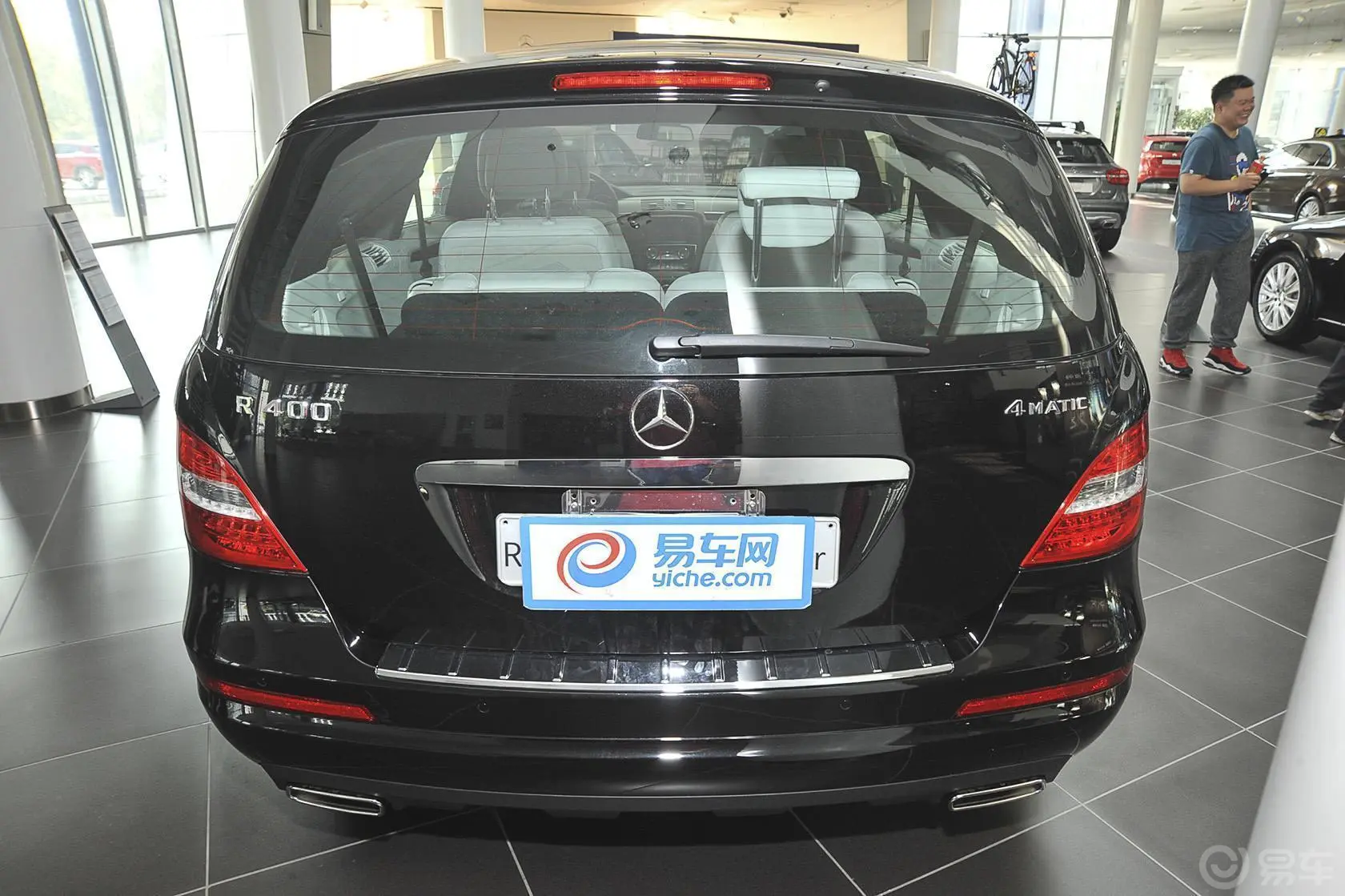 奔驰R级R 400 4MATIC 豪华型正后水平