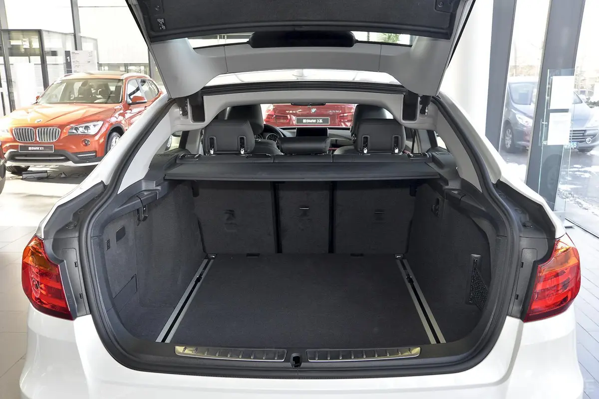 宝马3系GT320i 设计套装型行李箱空间