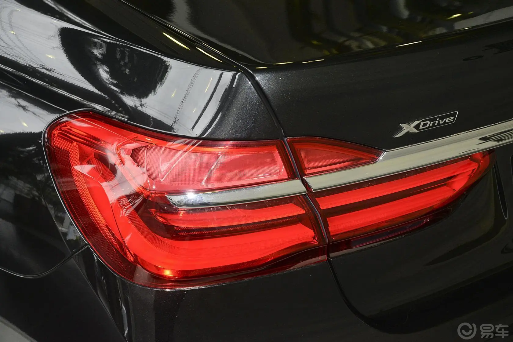 宝马7系750Li xDrive 四座版尾灯侧45度俯拍