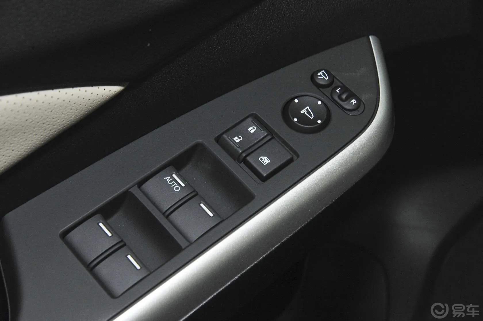 本田CR-V2.4L 两驱 豪华版车窗升降键
