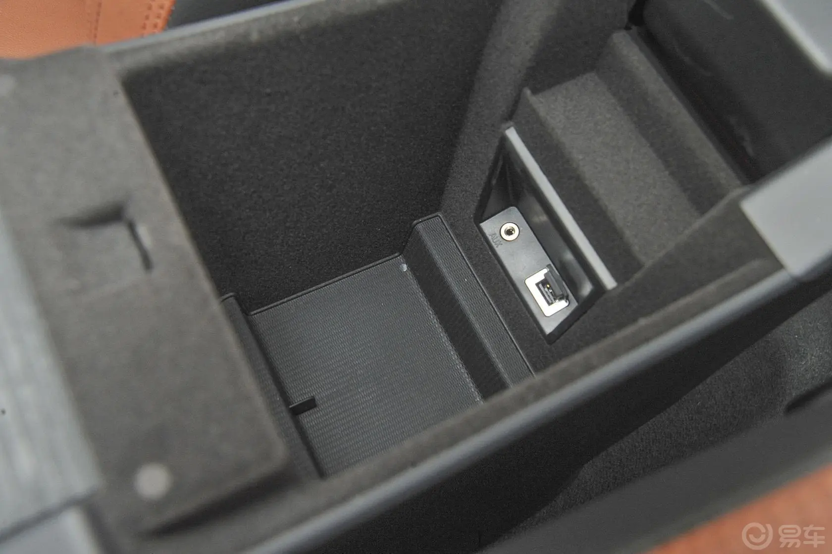 沃尔沃S602.0T 手自一体 T5 智越版前排中央扶手箱空间