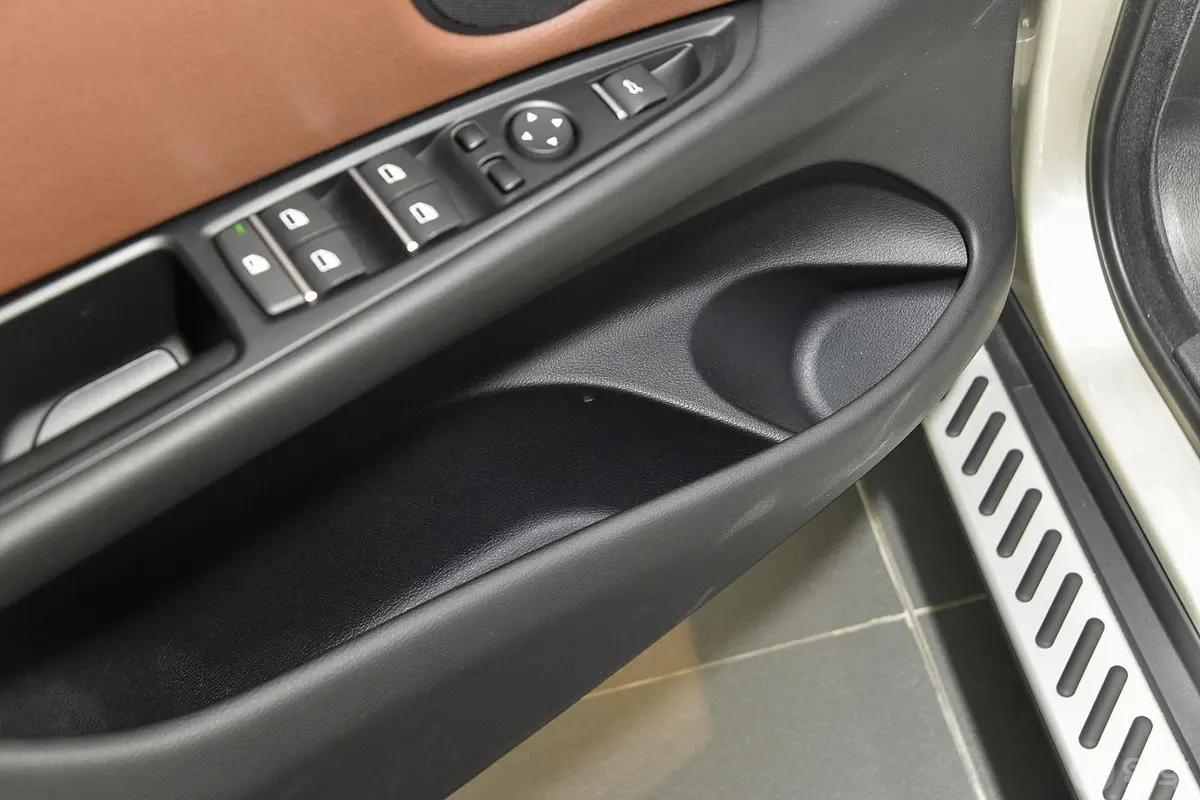 宝马X5(进口)xDrive35i 典雅型驾驶员门储物盒