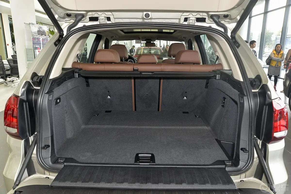 宝马X5(进口)xDrive35i 典雅型行李箱空间