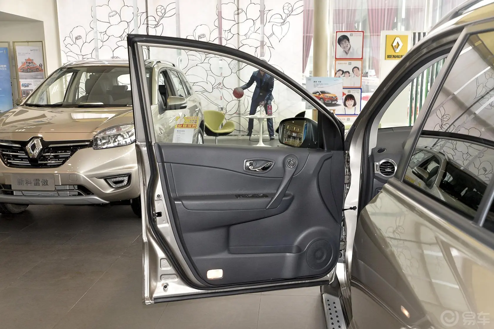 科雷傲(进口)2.0L 两驱 舒适版驾驶员侧车门内门板