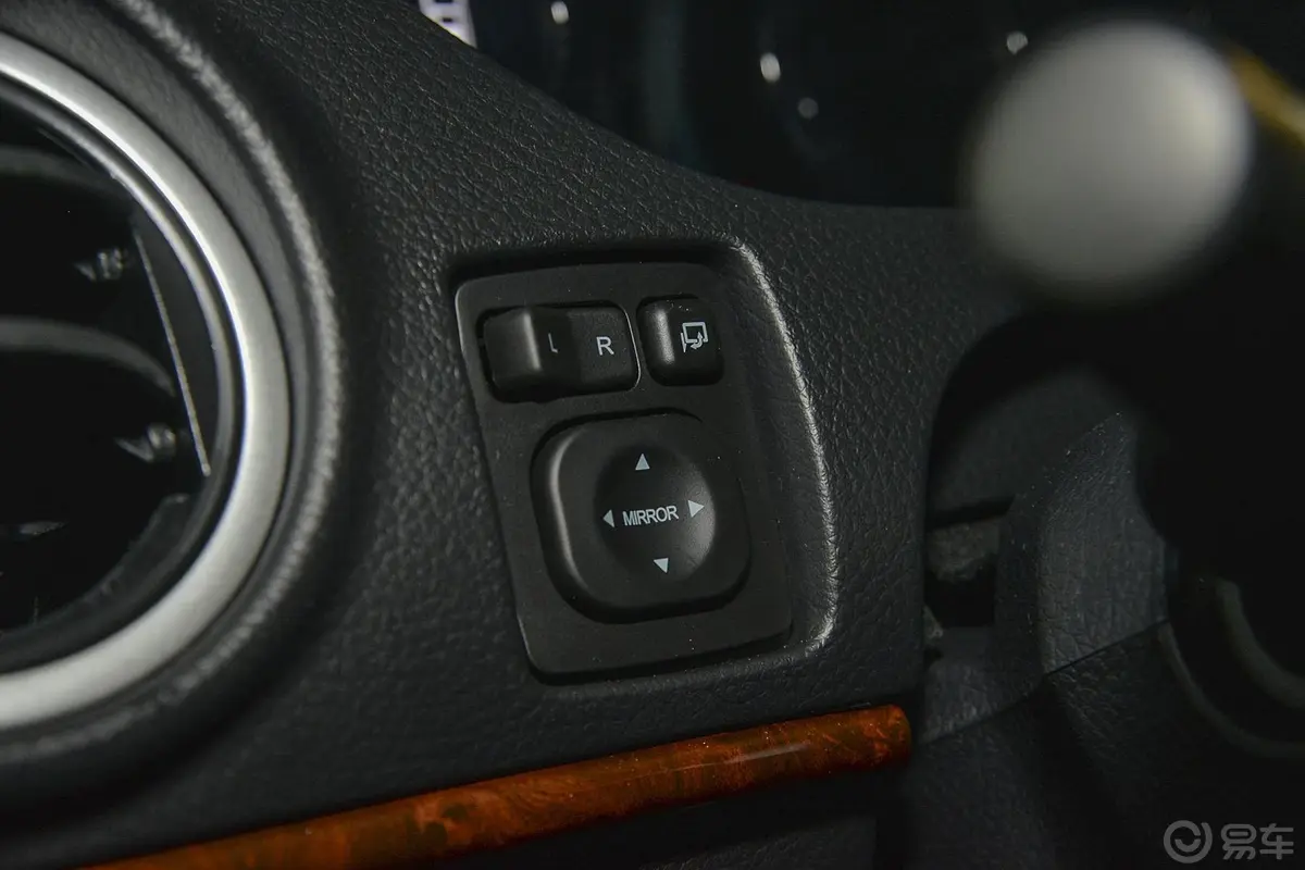 大7 SUV2.2T 自动 两驱 智尊型外后视镜控制键