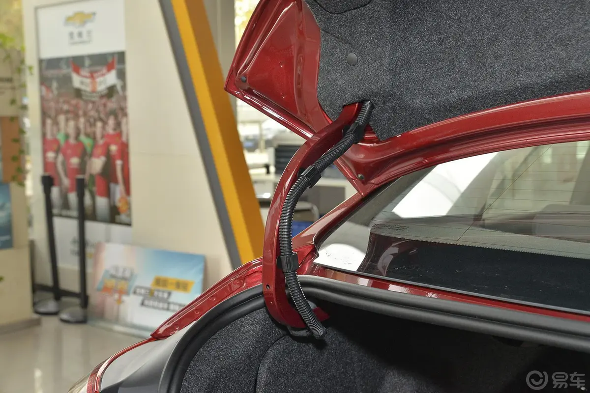 科鲁兹三厢 1.5L 自动时尚天窗版行李厢支撑杆