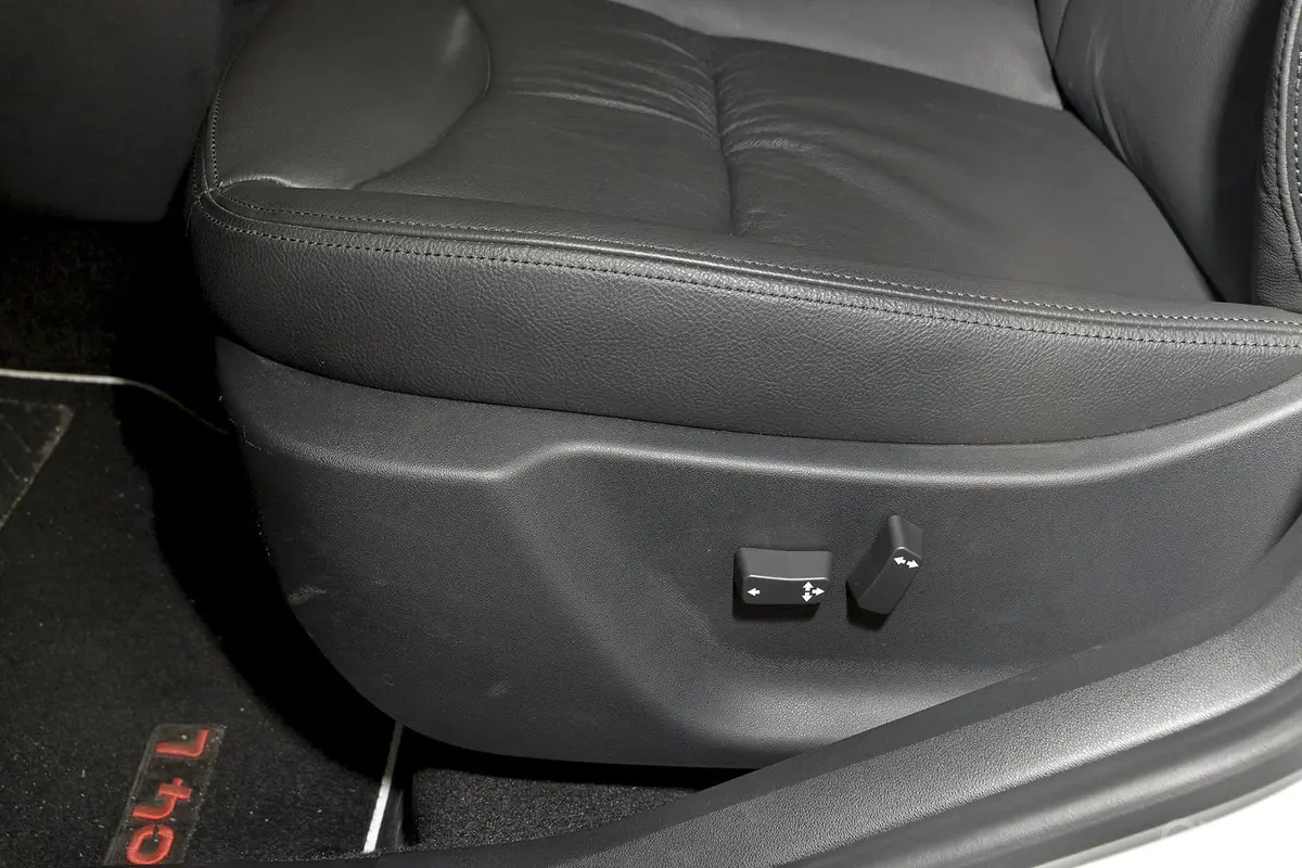 雪铁龙C4L1.8L 自动 尊贵版座椅调节键