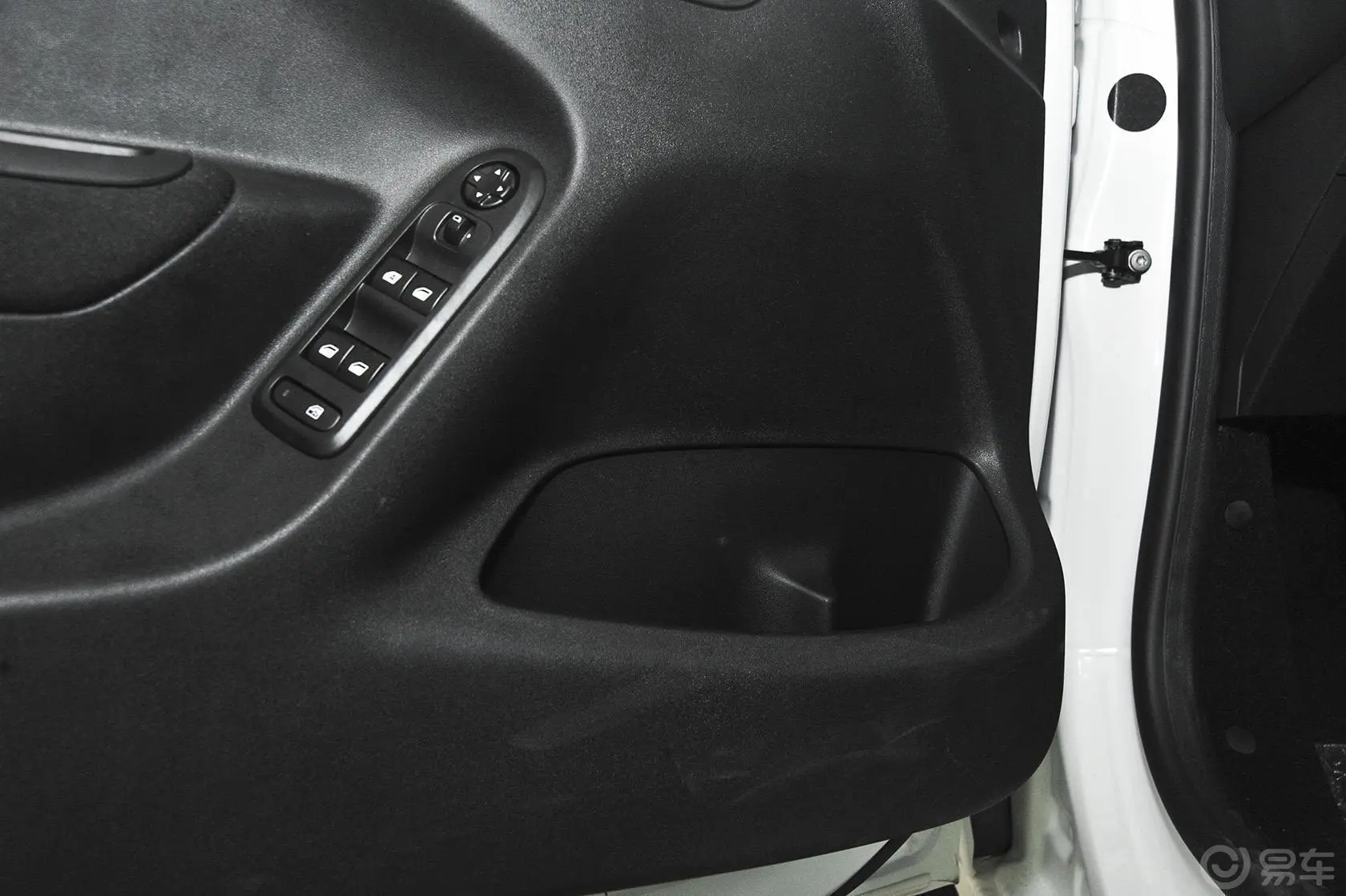 爱丽舍1.6L 手动 时尚型驾驶员门储物盒