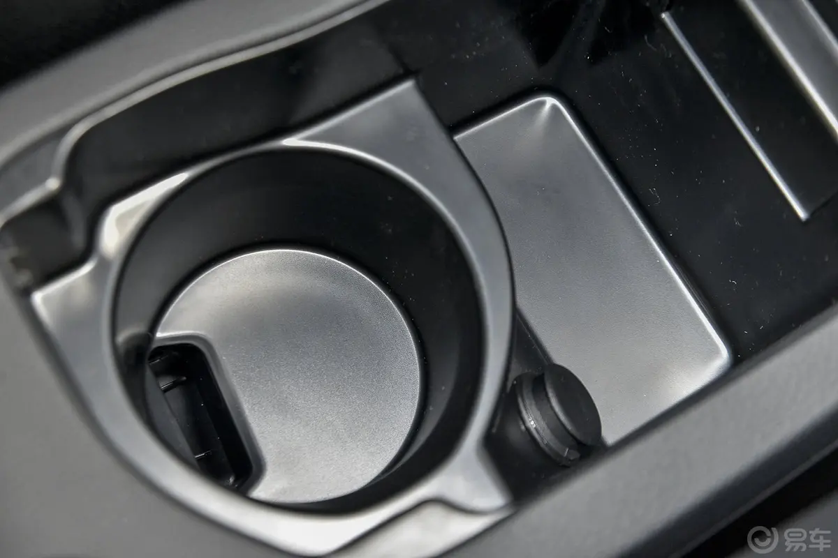 宝马X1sDrive18i 领先晋级版前排中央扶手箱空间