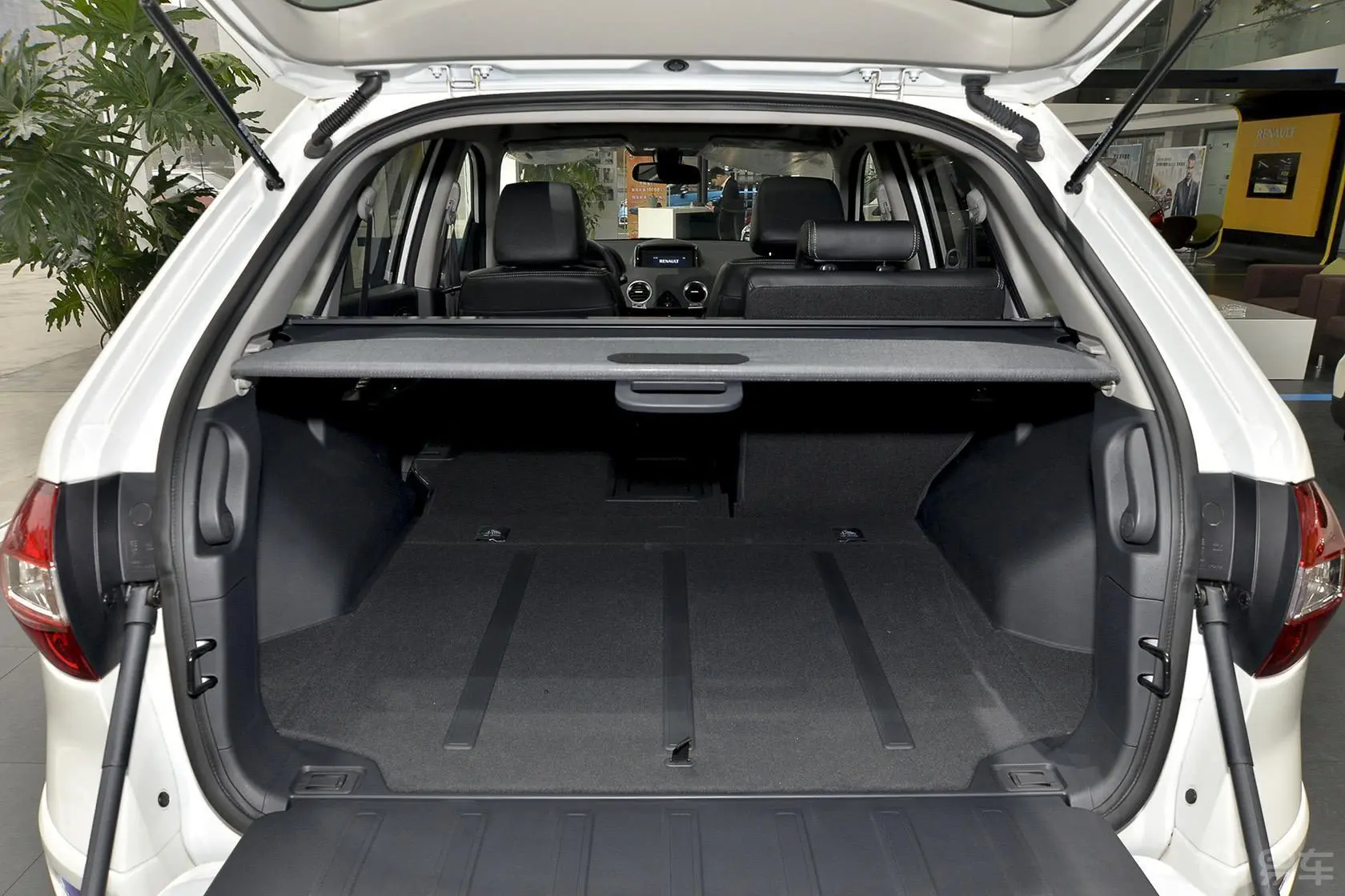 科雷傲(进口)2.5L 两驱 舒适运动版行李箱空间