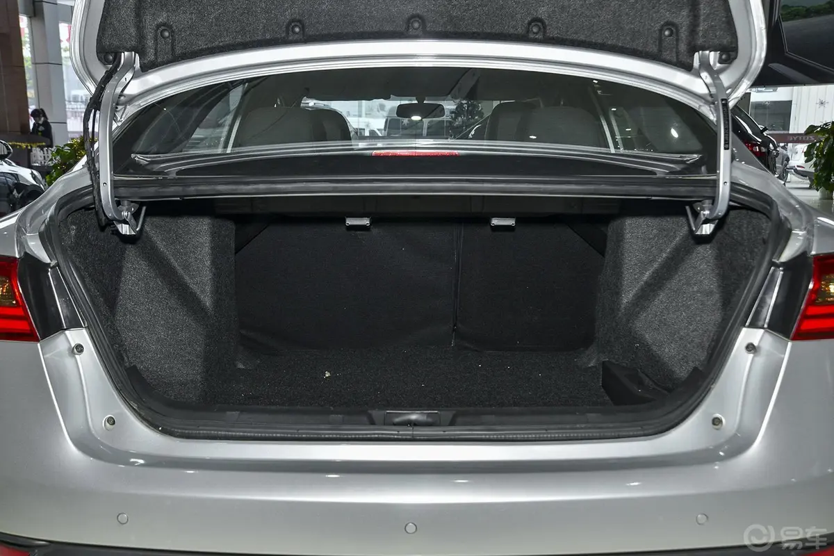 众泰Z300新视界版 1.5L 手动 豪华型行李箱空间