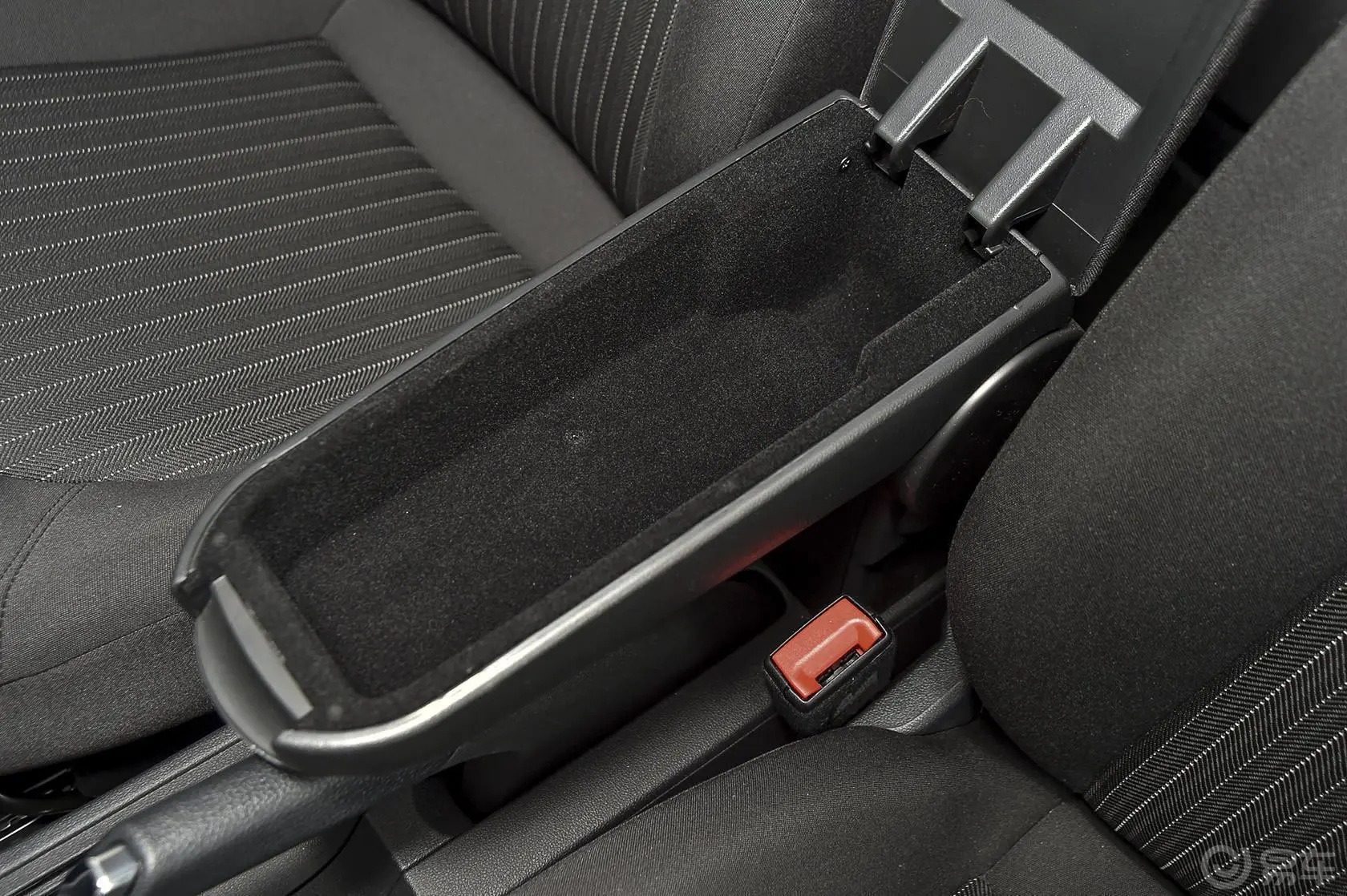 捷达质惠版 1.4L 手动舒适型前排中央扶手箱空间
