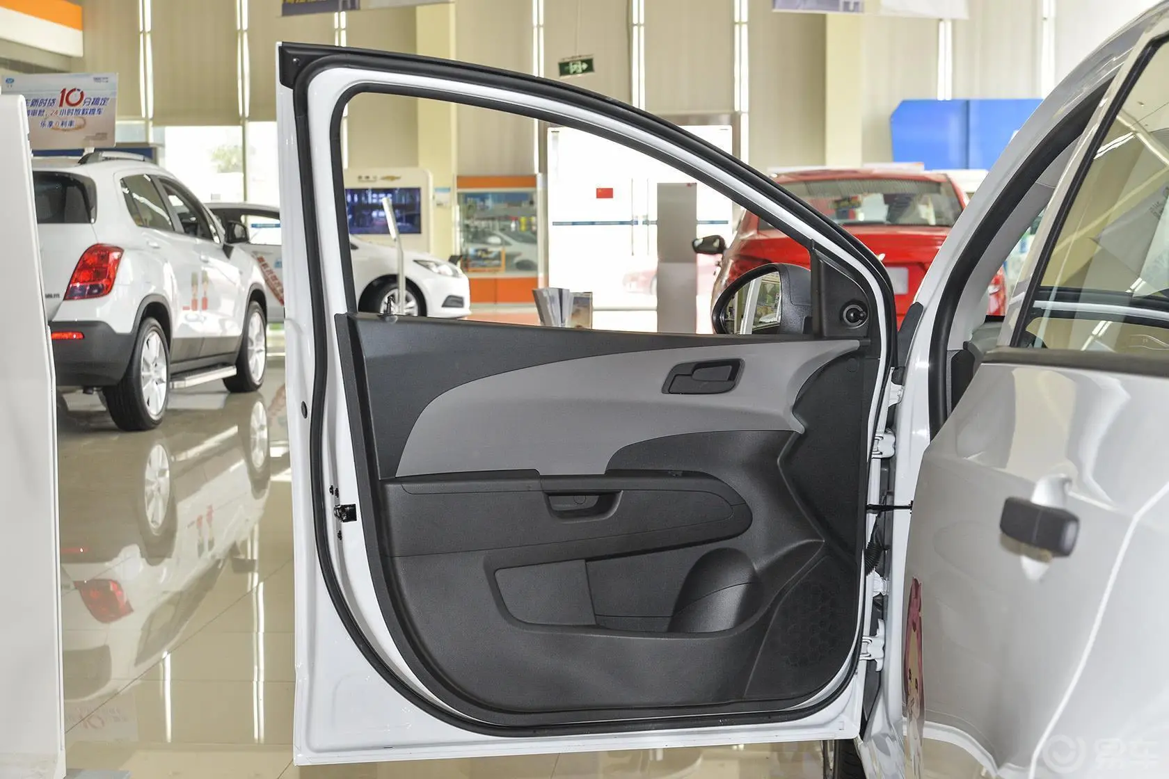爱唯欧1.4L 手动 舒适版驾驶员侧车门内门板