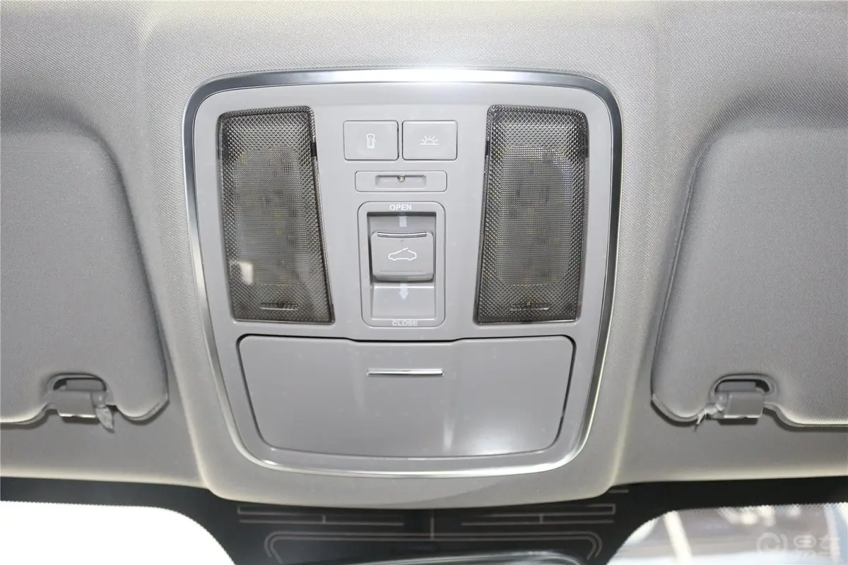 吉利GX7经典版 1.8L 手动 新都市型升级版 国Ⅳ前排车顶中央控制区