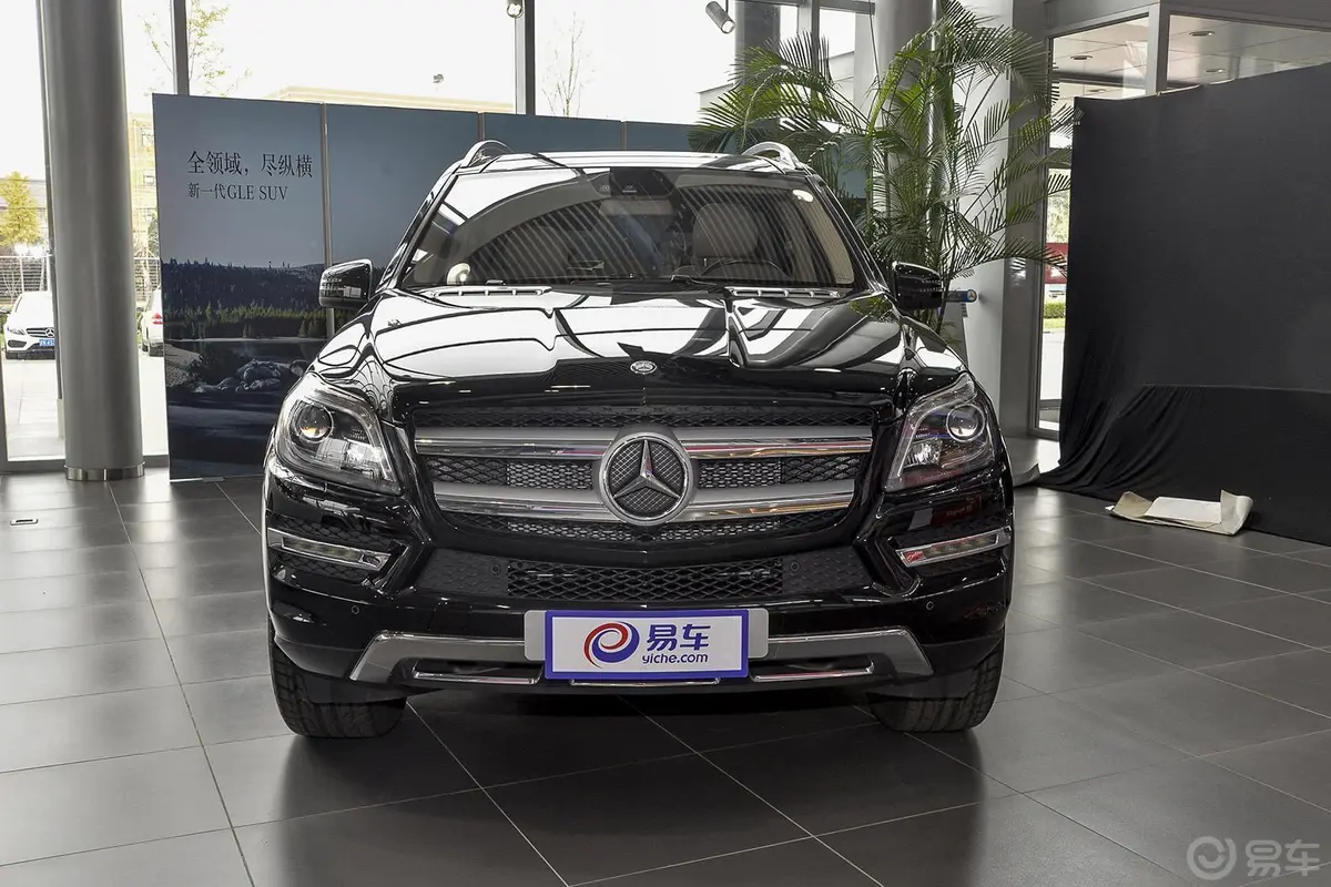 奔驰GL级400 4MATIC 豪华型正前水平