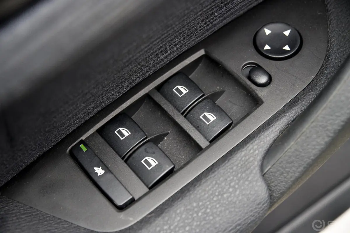宝马X1sDrive18i 时尚晋级版车窗升降键