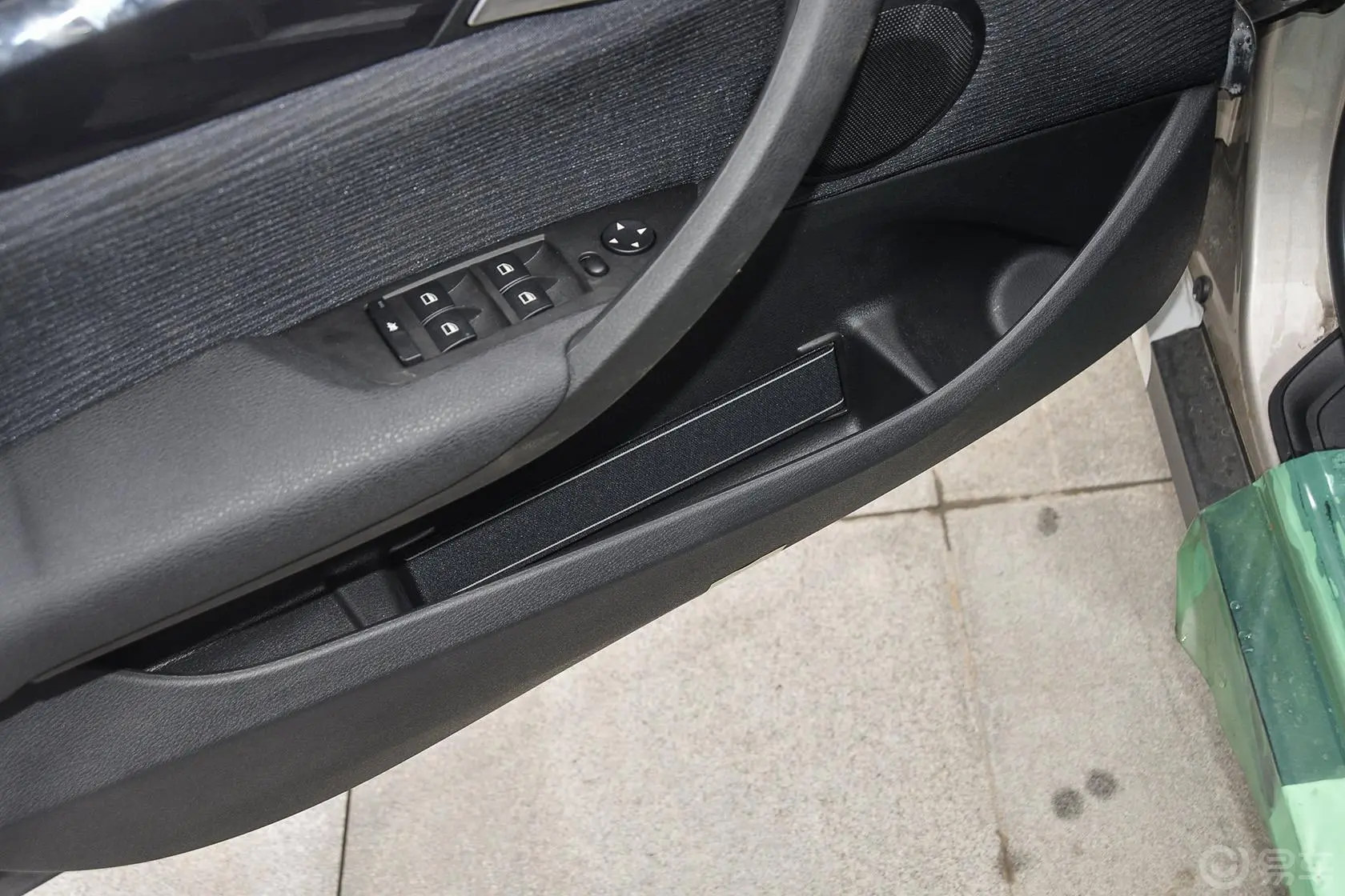 宝马X1sDrive18i 时尚晋级版驾驶员门储物盒